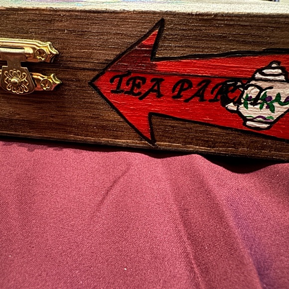 Alice in Wonderland jewelry box. - Picture 3 of 3